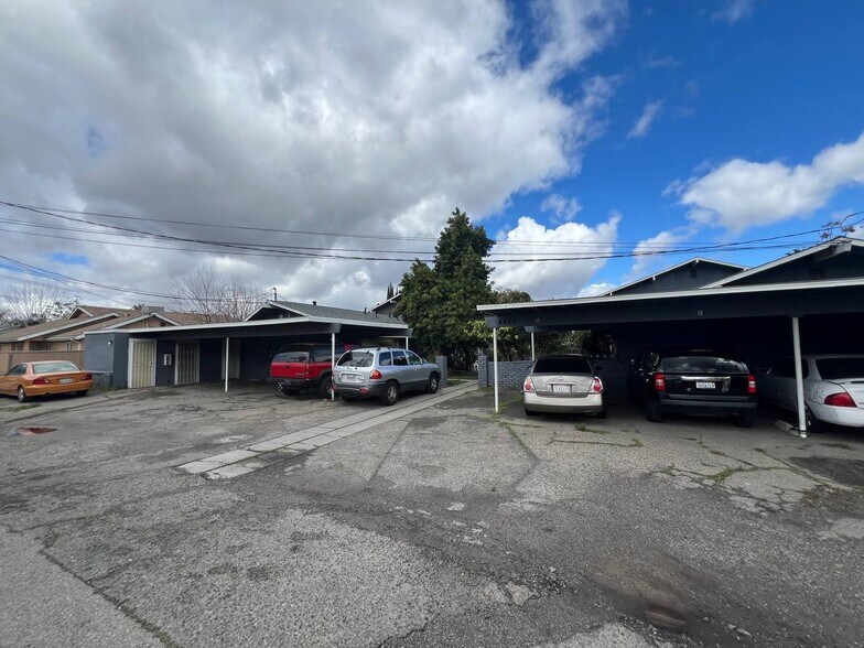 Building Photo - 4455 E Clay Ave