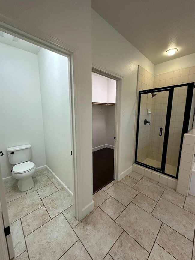 Building Photo - 3521 Buckingham Ave