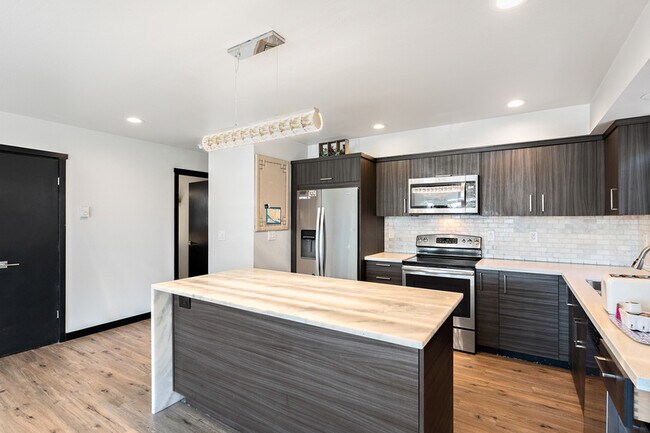 Building Photo - 804 N Motor Pl