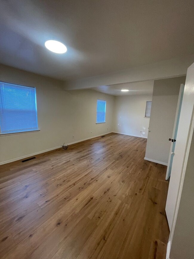 Building Photo - Newly updated & Ready to move in - 3 bdr, ...