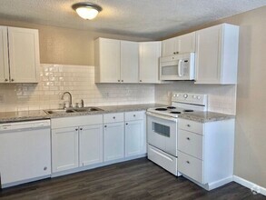 Building Photo - Beautifully Remodeled 2 Bedroom 1 Bath Apa...