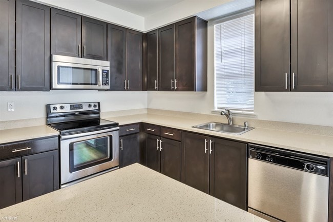 Building Photo - 621 Tasman Dr