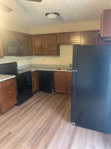 Building Photo - 751 Village Dr