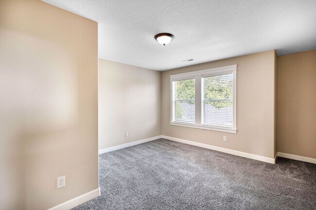 Building Photo - Beautiful Gated Fisher’s Landing Townhome with 4 Bedrooms, Gas Fireplace & Central AC