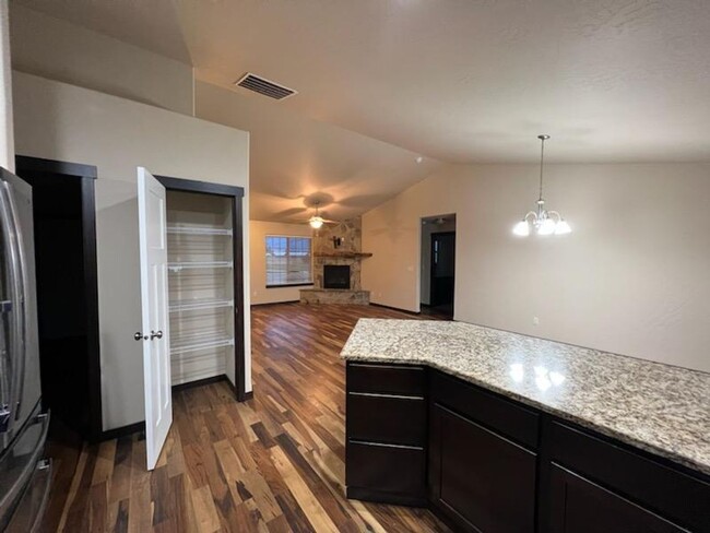 Building Photo - Beautiful single-story 3 bedroom 2 bath  h...