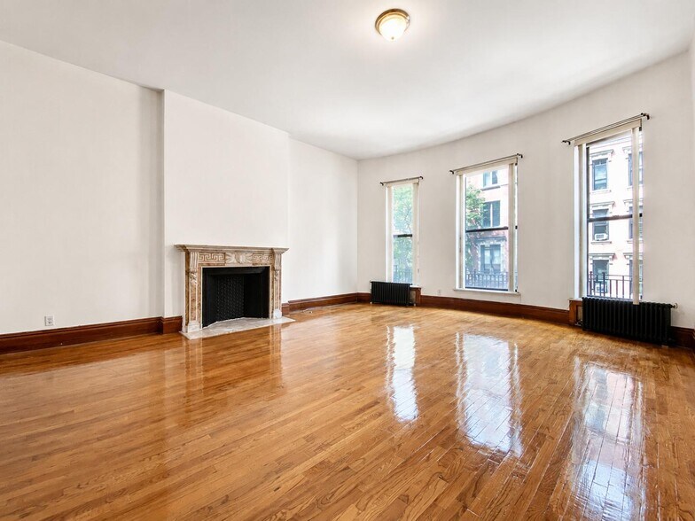Building Photo - 302 W 107th St