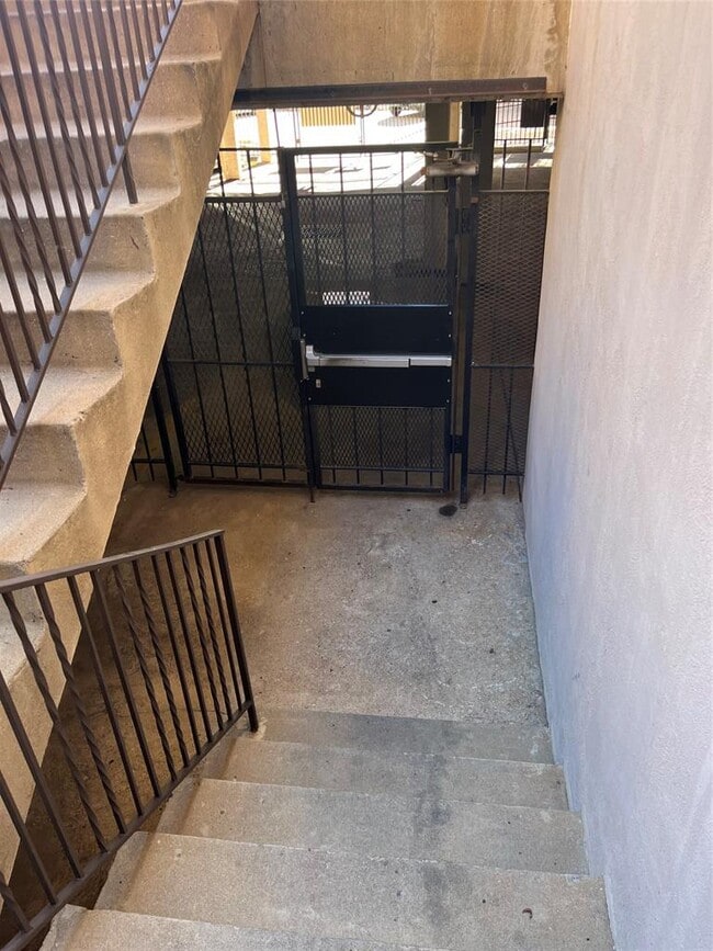 Building Photo - 505 W 7th St