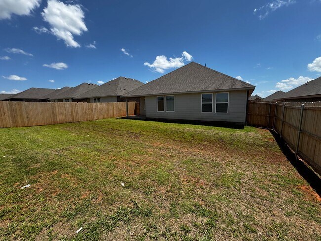 Building Photo - BRAND NEW 4 Bedroom 2 Bathroom home in Pie...