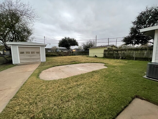 Building Photo - 4434 Kirkwood Dr