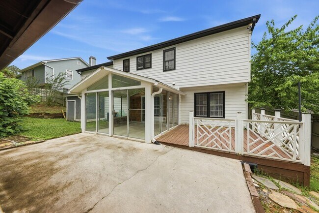Building Photo - 310 Crescentview Ct