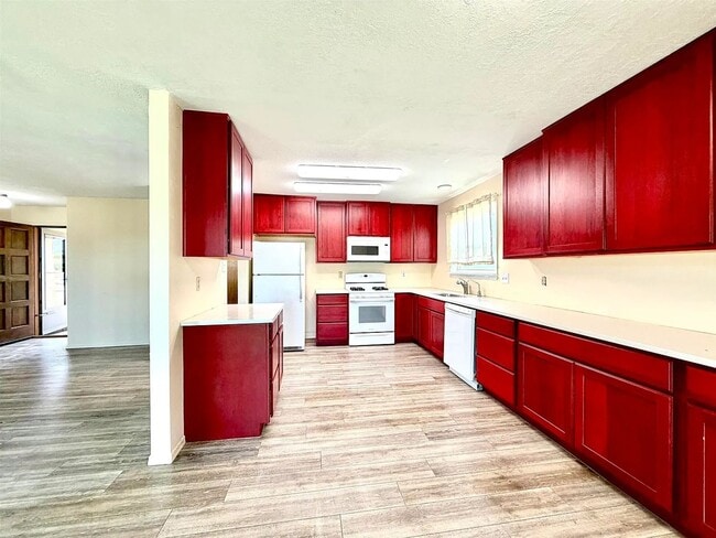 Building Photo - Welcome to this 3 BD, 2 Bth home situated on a corner lot!!