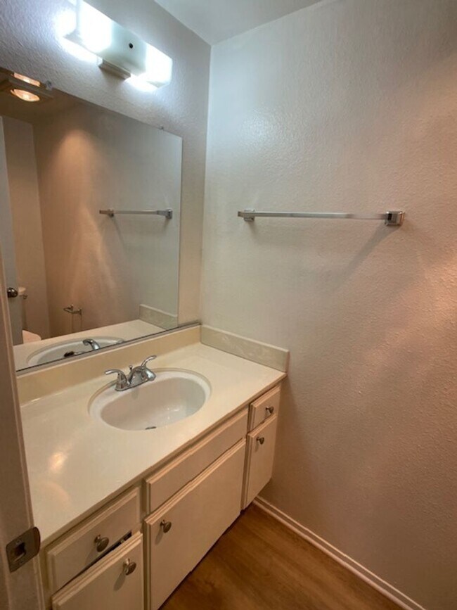 Building Photo - Moorpark 3 bed 2.5 bath Townhome close to Moorpark College