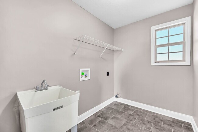 Building Photo - Close to Post and Move in Ready!