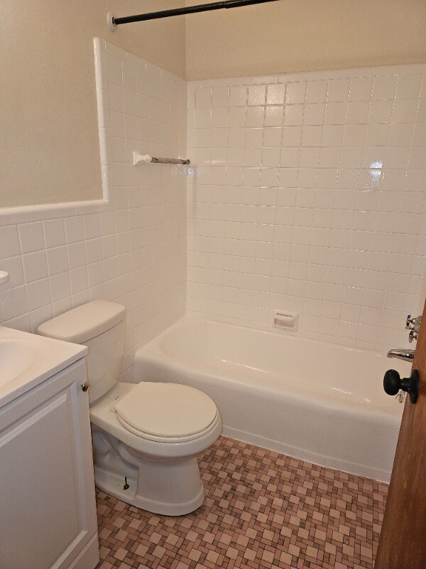 Building Photo - 2525 E Maple Rd