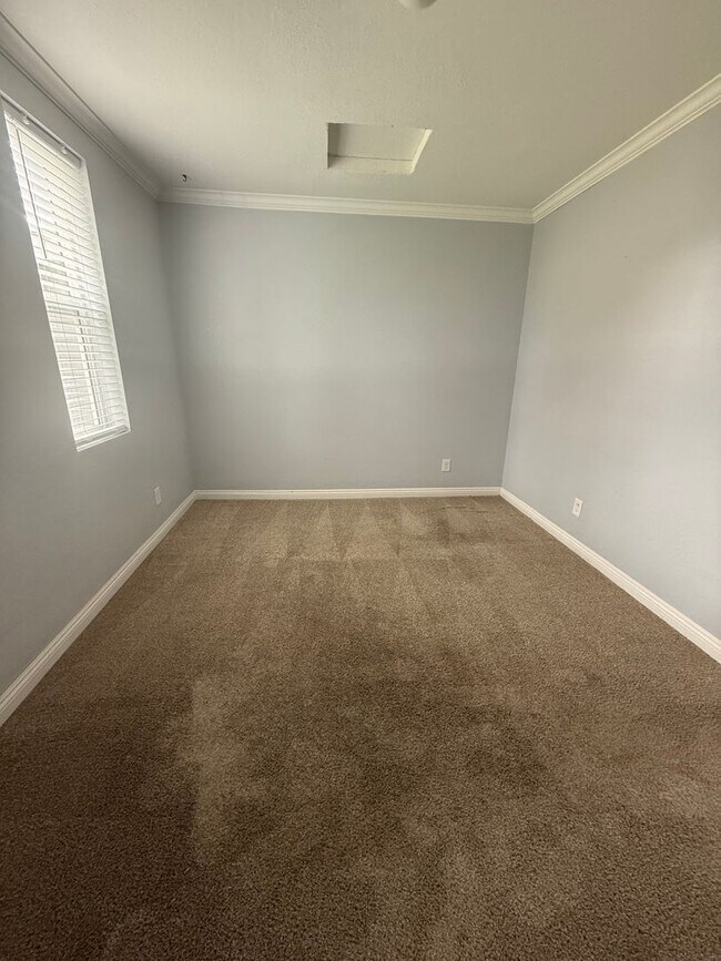 Building Photo - 2 Bedroom House