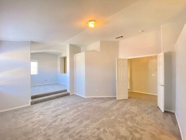 Building Photo - FANTASTIC SINGLE-FAMILY HOUSE WITH 4 BEDROOMS