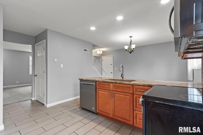 Building Photo - 2020 W Glen Ave