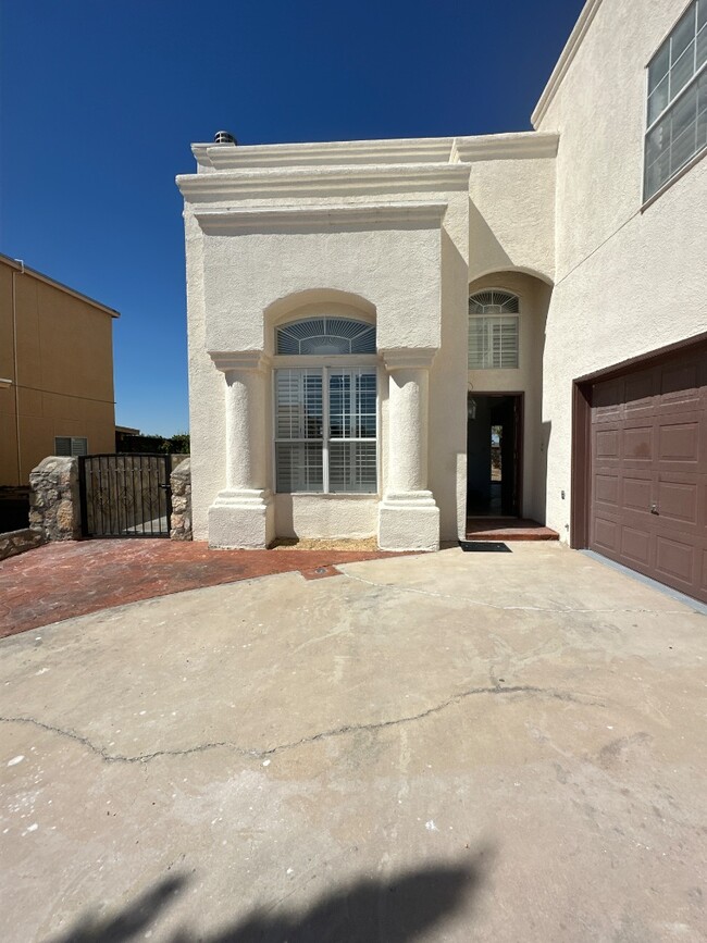 Building Photo - 7461 Plaza Redonda Dr