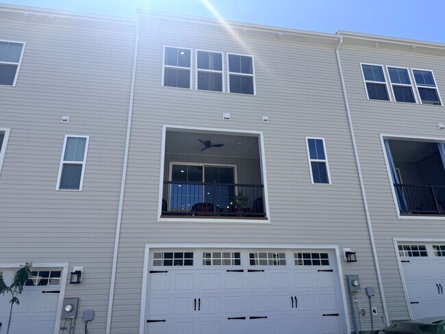 Building Photo - Beautiful in Great Location and Great Schools!