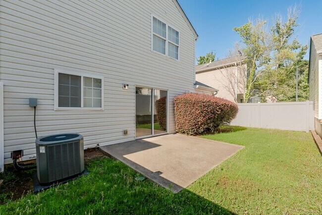Building Photo - 641 W Oaks Dr