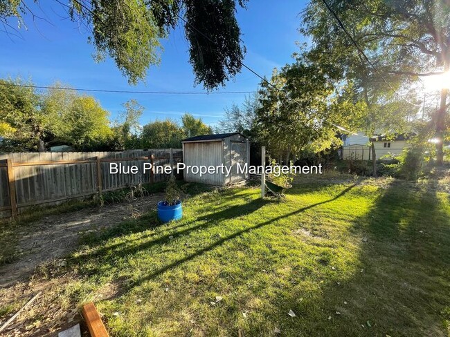 Building Photo - 570 Iona St