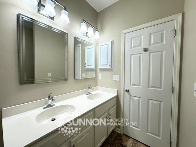 Building Photo - Charming 3-Bedroom Ranch with Sunroom & Wo...