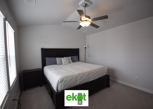 Building Photo - Spacious Townhome Near Shopping! 3 BD 2.5 BTH