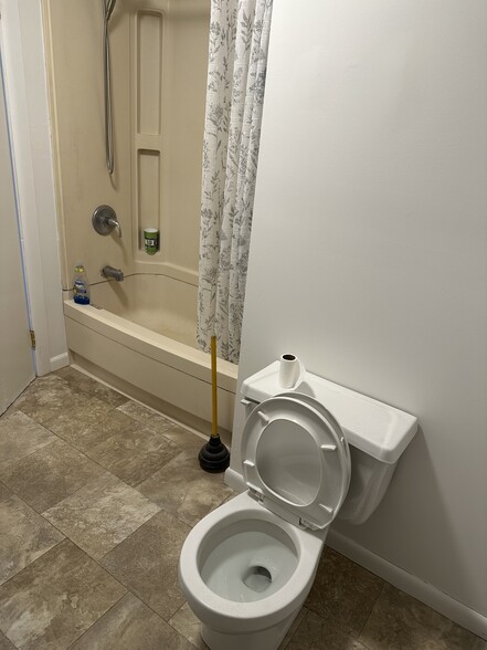 Building Photo - 1344 Newport Rd