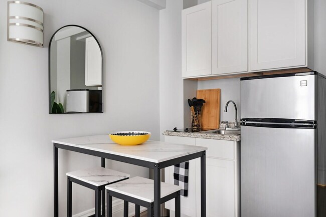 Building Photo - 240 W 73rd St