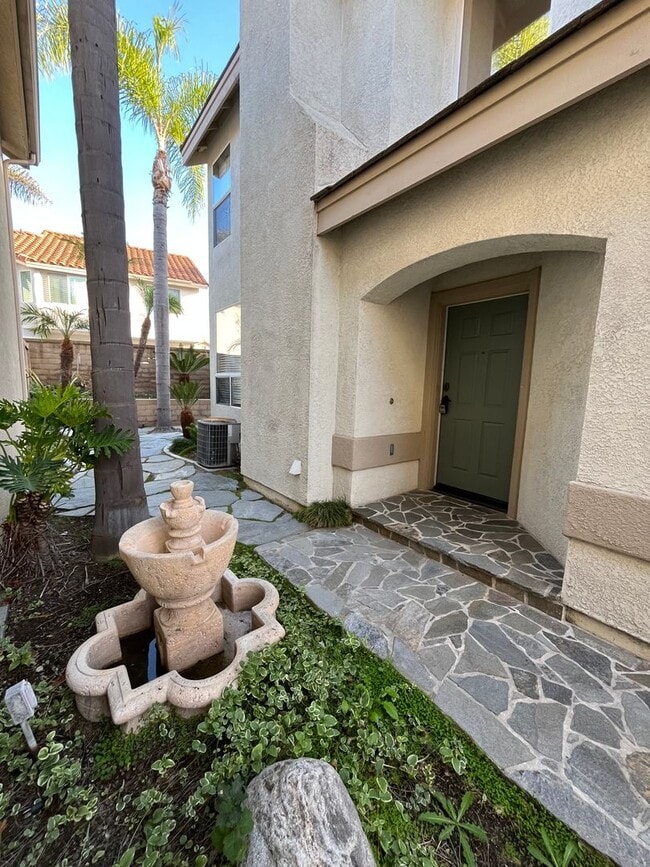 Building Photo - LOVELY 2 STORY DETACHED HOME WITH LARGE LO...