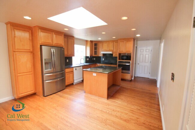 Building Photo - $4895 - Large beautiful 3/2 Home located i...