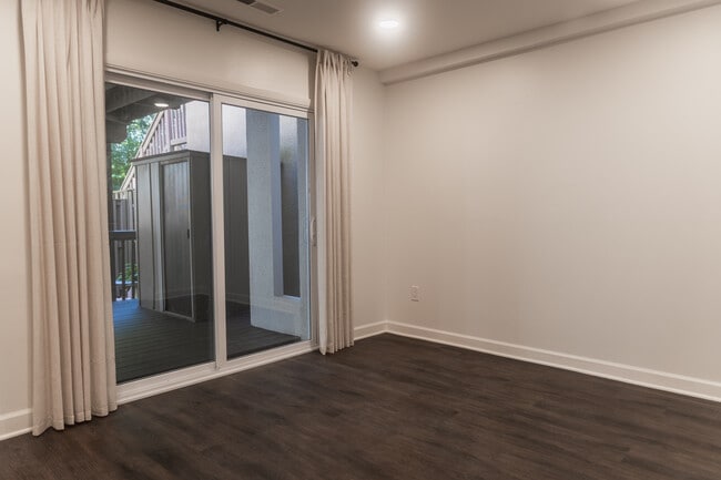 Building Photo - 1613 Valencia Way