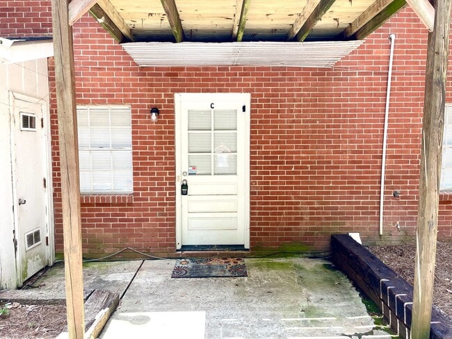 Building Photo - Welcome to our Rent Special in Fayetteville! This charming 2 bedroom, 1 bathroom house is perfect...