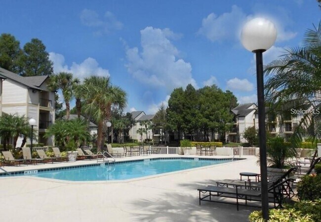 Building Photo - 1940 Lake Atriums Cir