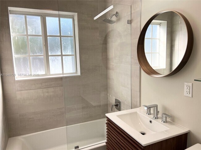 Building Photo - 1129 NE 111th St