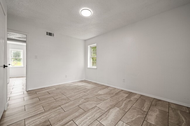 Building Photo - 825-825 S Elm St