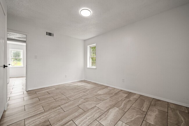 Building Photo - ***MOVE IN SPECIAL*** July special $275 Rent + $400 Deposit CALL NOW 479-353-1778