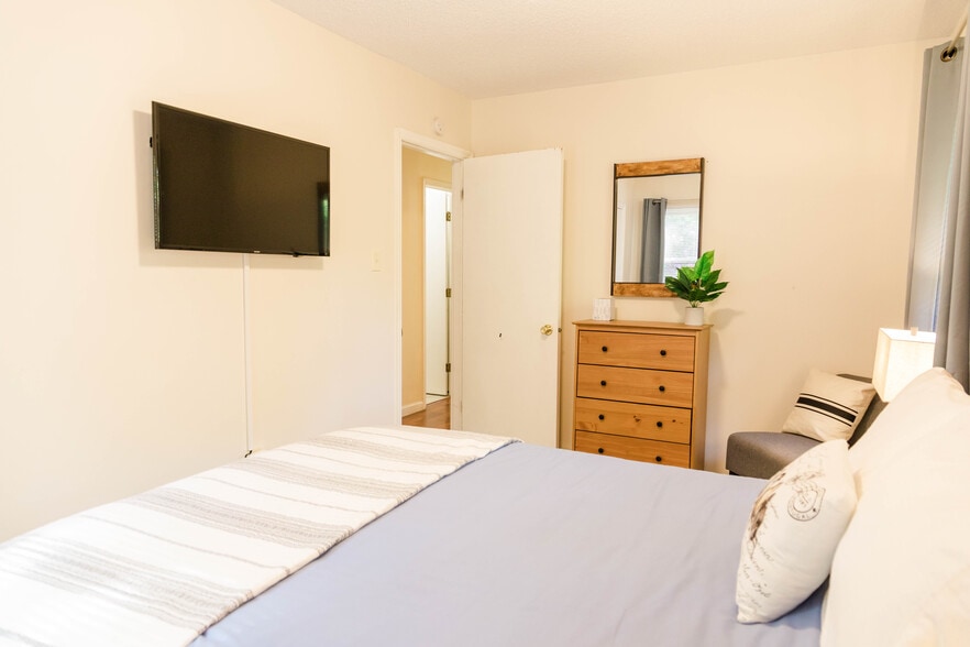 Building Photo - 39 Southwicke Dr