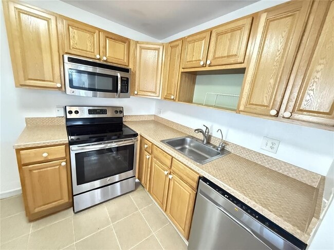 Building Photo - 2202 Clubhouse Dr