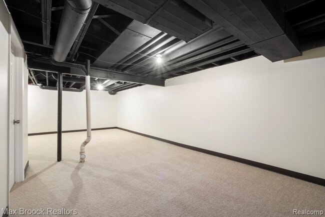 Building Photo - 1823 Torquay Ave