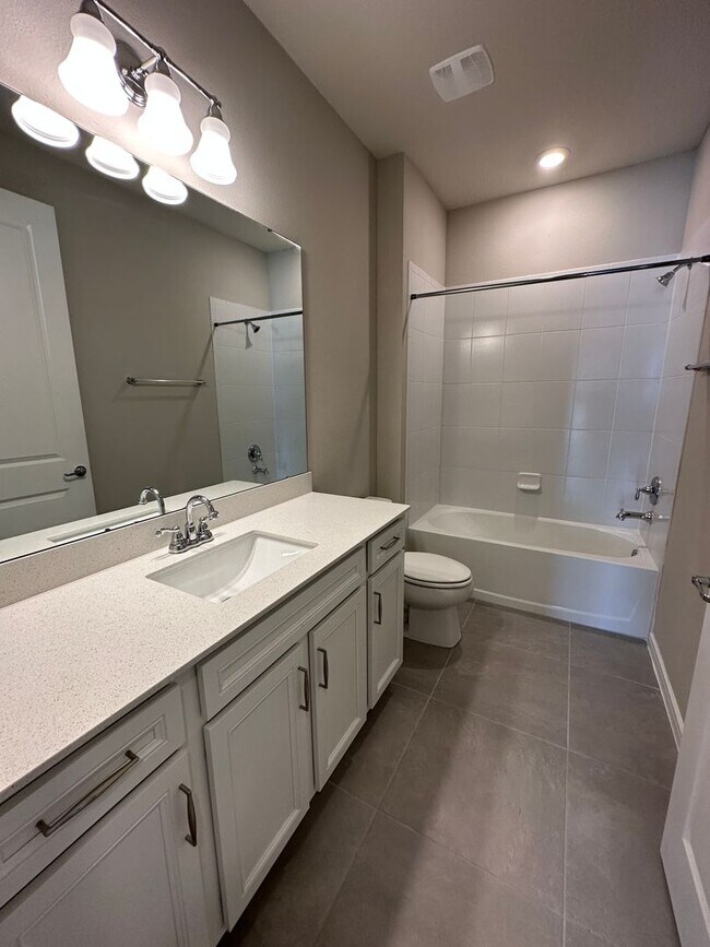 Building Photo - Stunning 4/2 close to Lake Nona!!