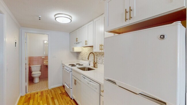 Building Photo - 513 Beacon St