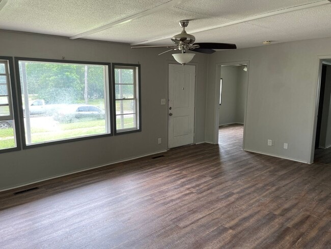 Building Photo - $1095 - 4 bed 1 bath - Single Family Home