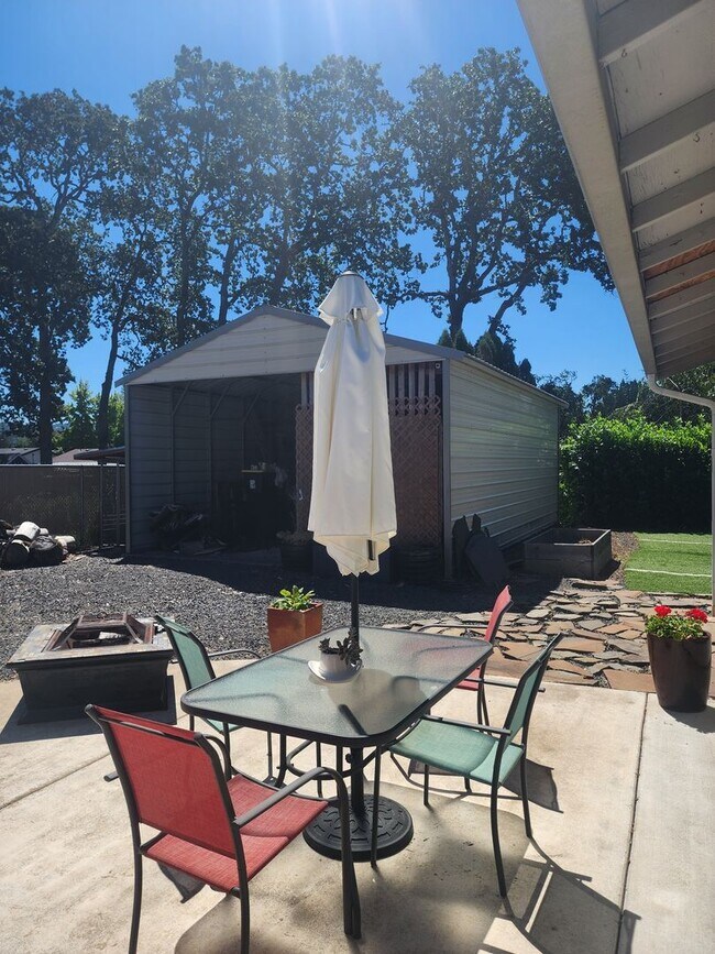 Building Photo - Pet Friendly, Single-Level, Attractively Updated Home in NE Newberg