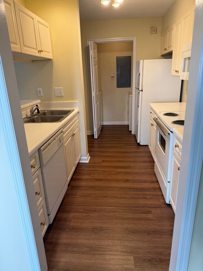 Building Photo - 2 bedroom 2 bath condo in Cape Cottages, Community Pool, Dog Park, Basketball Court,