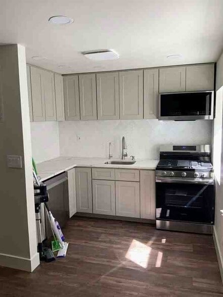 Building Photo - 1403 Bedford Ave