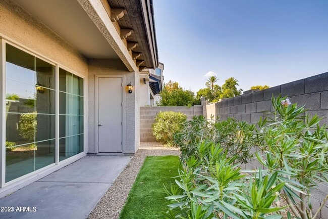 Building Photo - 3043 N 33rd Pl