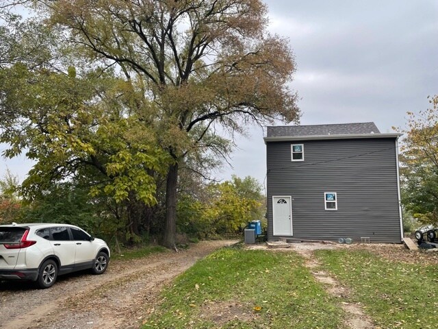 Building Photo - 809 S George Ave