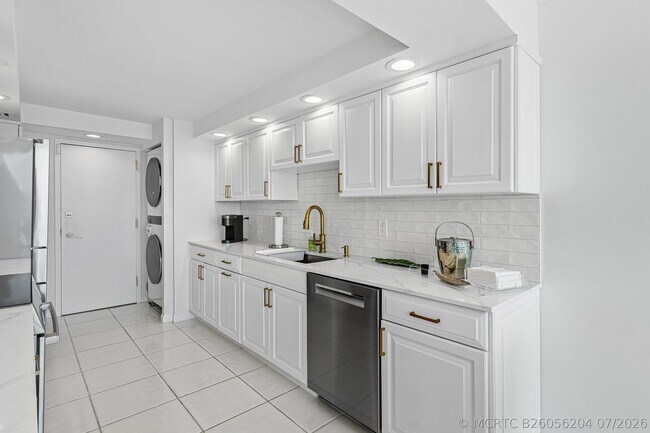 Building Photo - 250 S Ocean Blvd