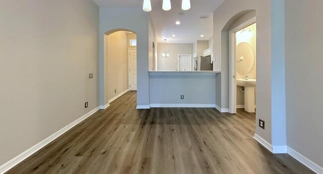 Building Photo - 9828 Fan Palm Way